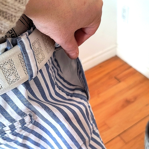 Old Navy Striped Blue and White Women's Shorts. Size 16. Great Condition. - Picture 5 of 6